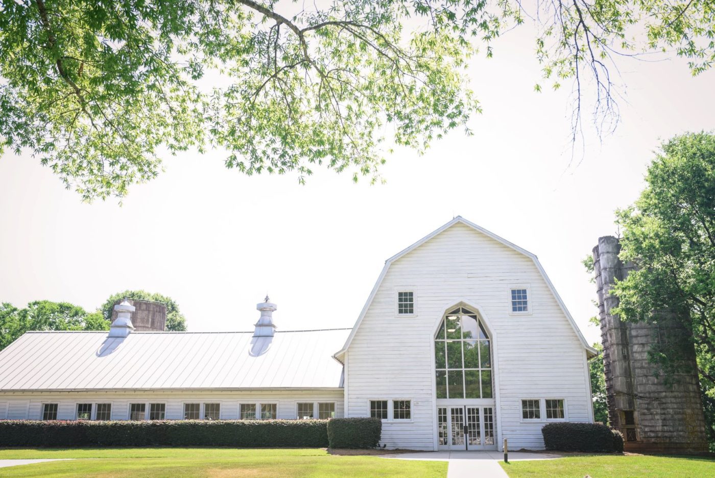 alt=Photo of the Founders Dairy Barn at the Anne Springs Close Greenway
