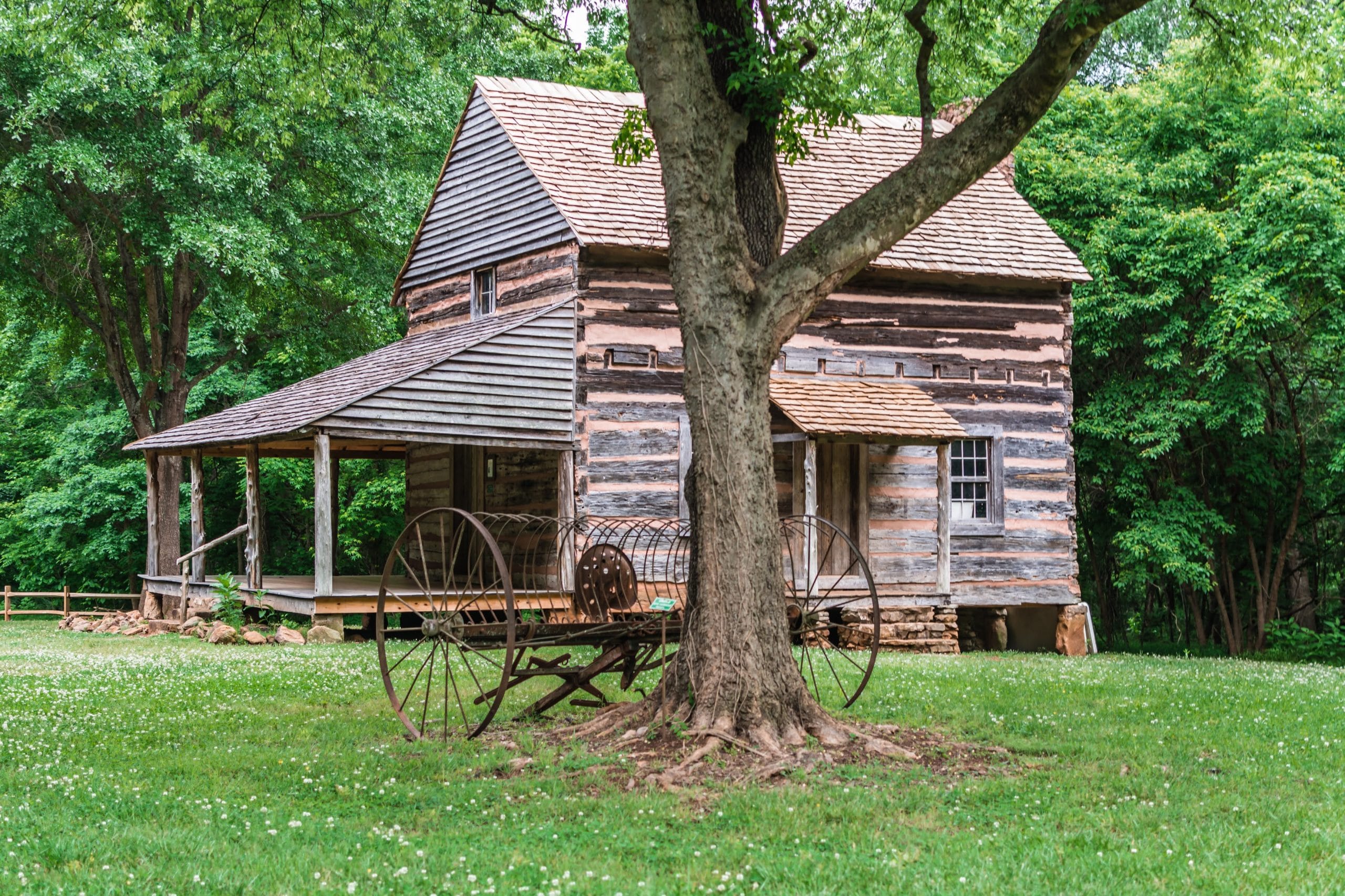 alt=Photo of Graham Cabin at the Anne Springs Close Greenway