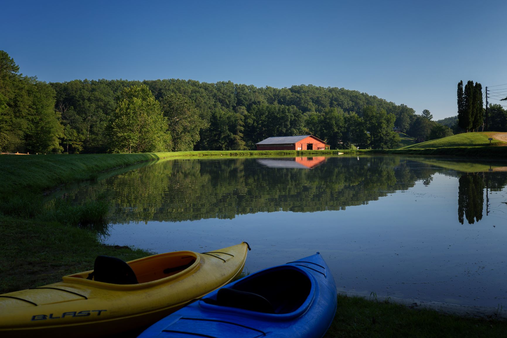 Photo of 2 kayaks next to the Springmaid Mountain Pond