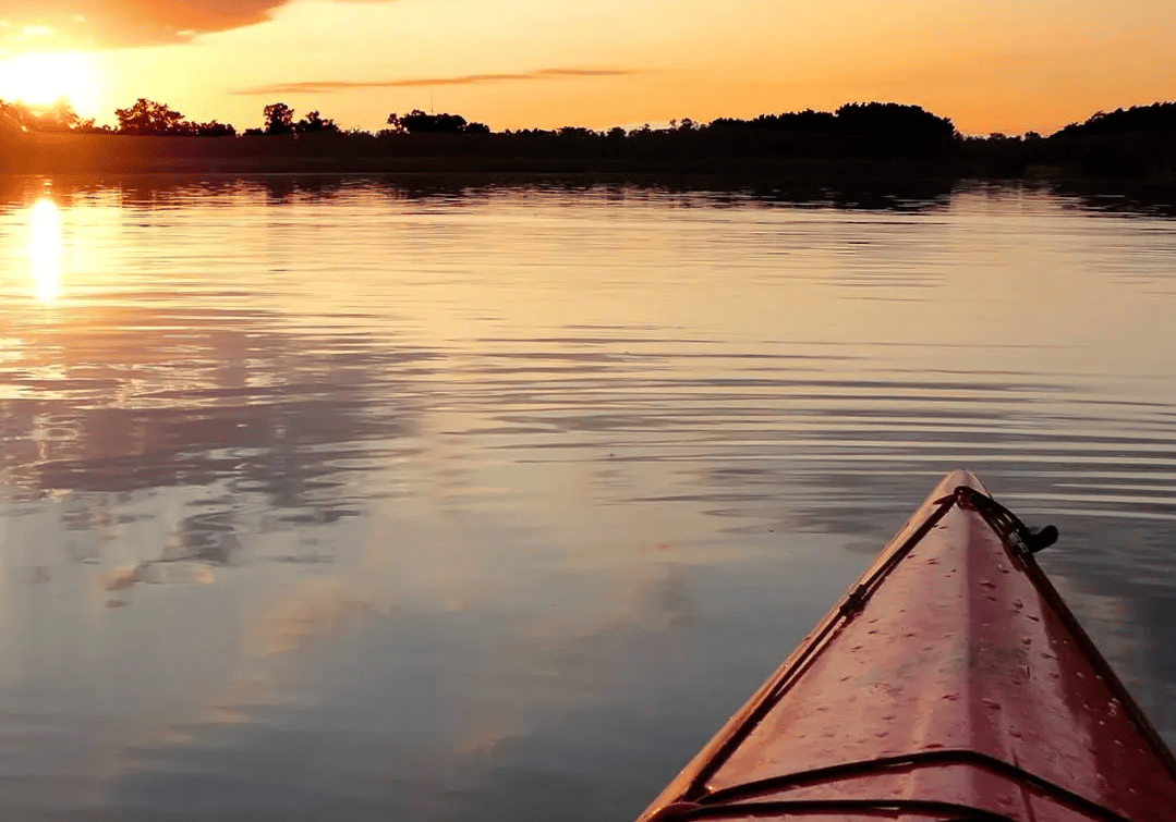 Photo of a kayak out on the water of Lake Haigler at the Anne Springs Close Greenway